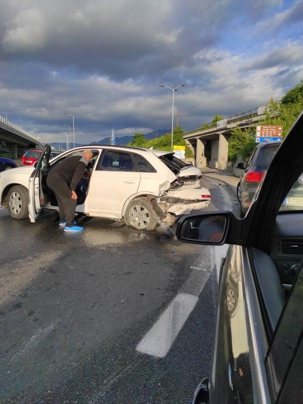 Na vozilima pričinjena šteta - Avaz