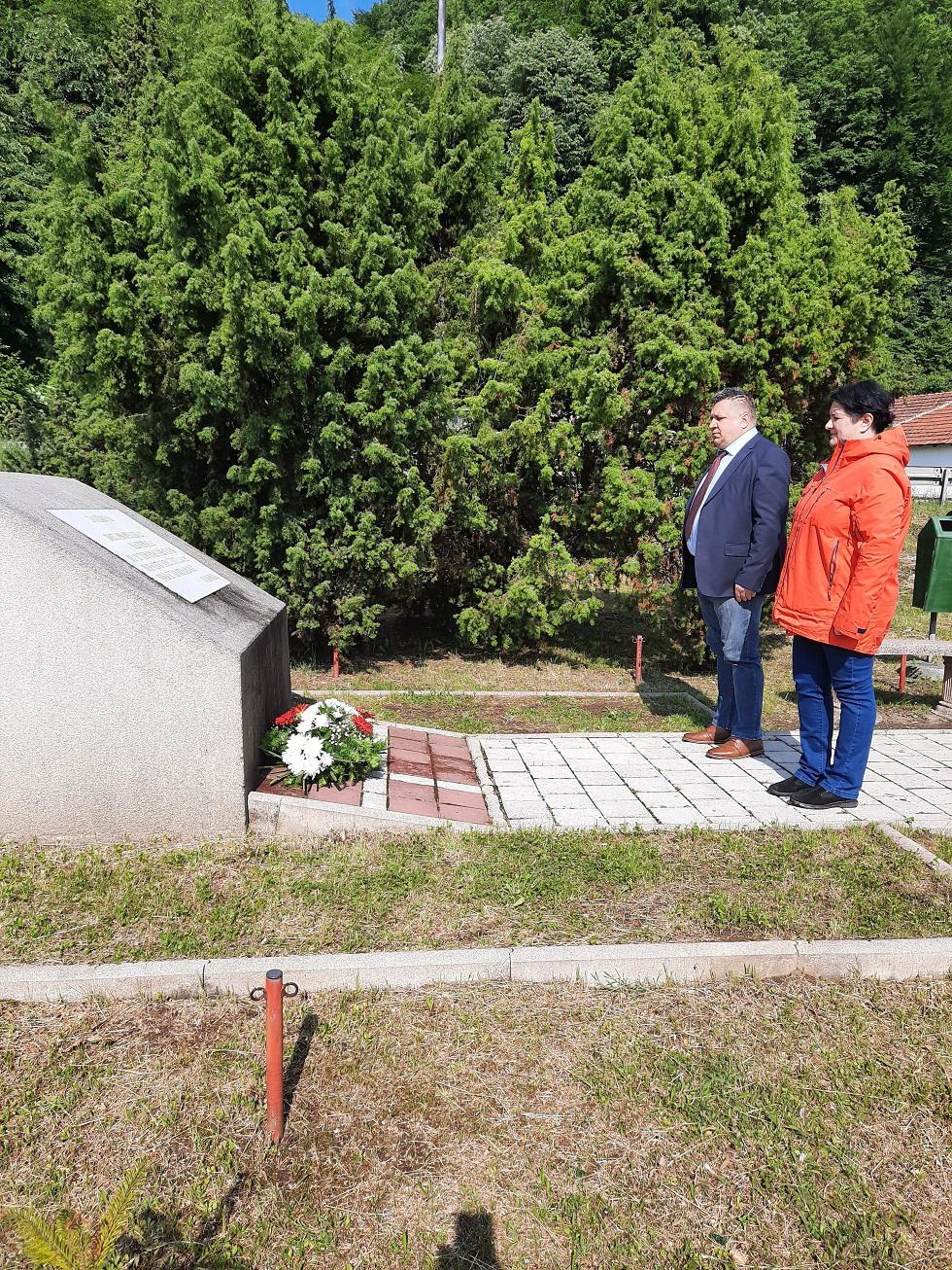 Polaganjem cvijeća i minutom šutnje odata počast - Avaz