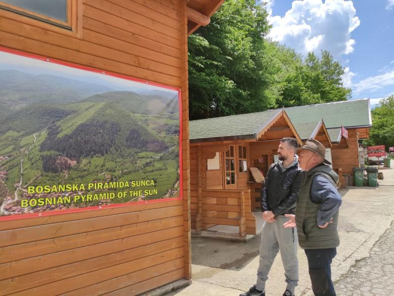 Ibišević u društvu dr. Osmanagića obišao lokacije u Bosanskoj dolini piramida - Avaz