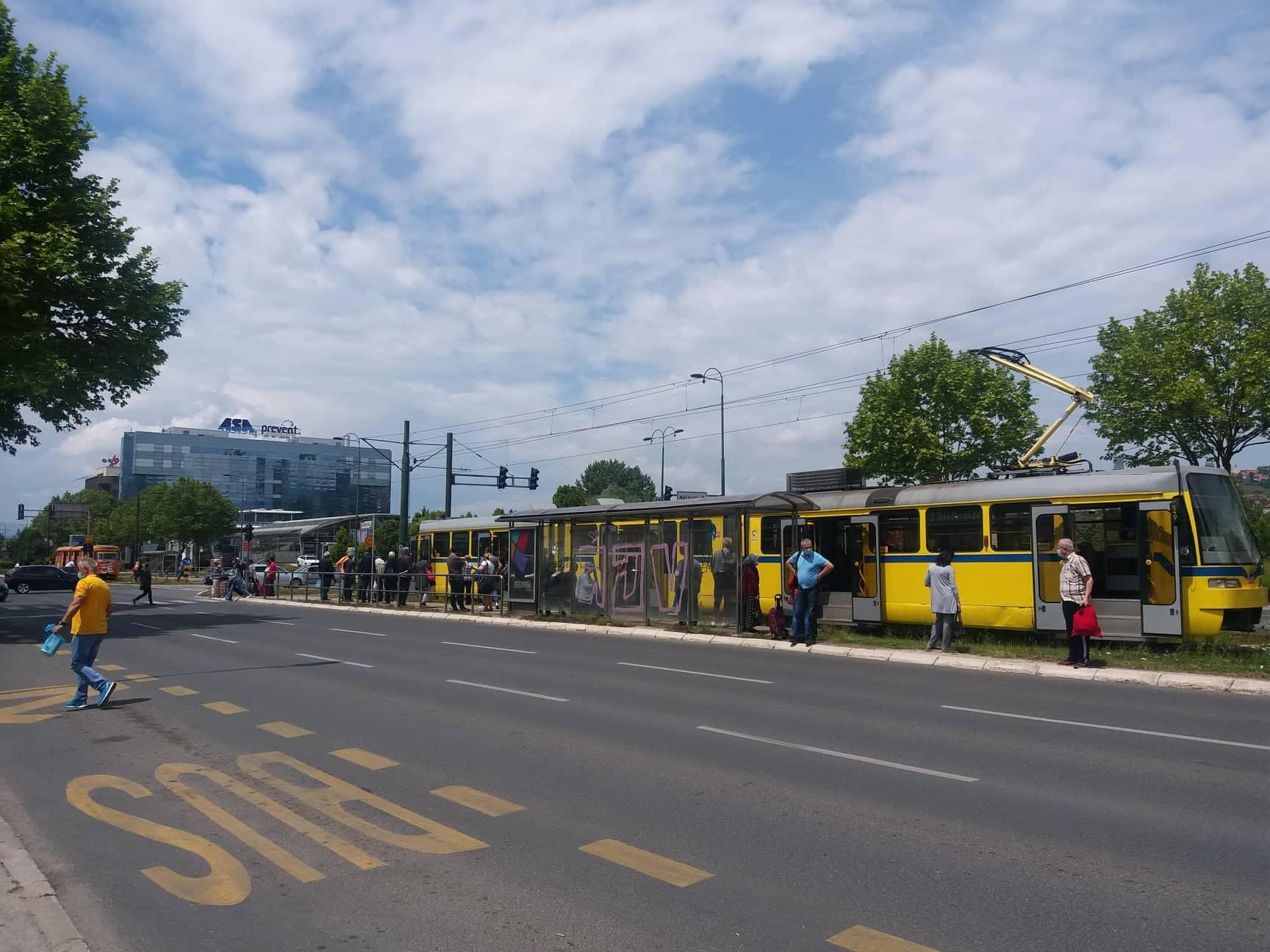 Pokvareno vozilo odšlepano u remizu - Avaz