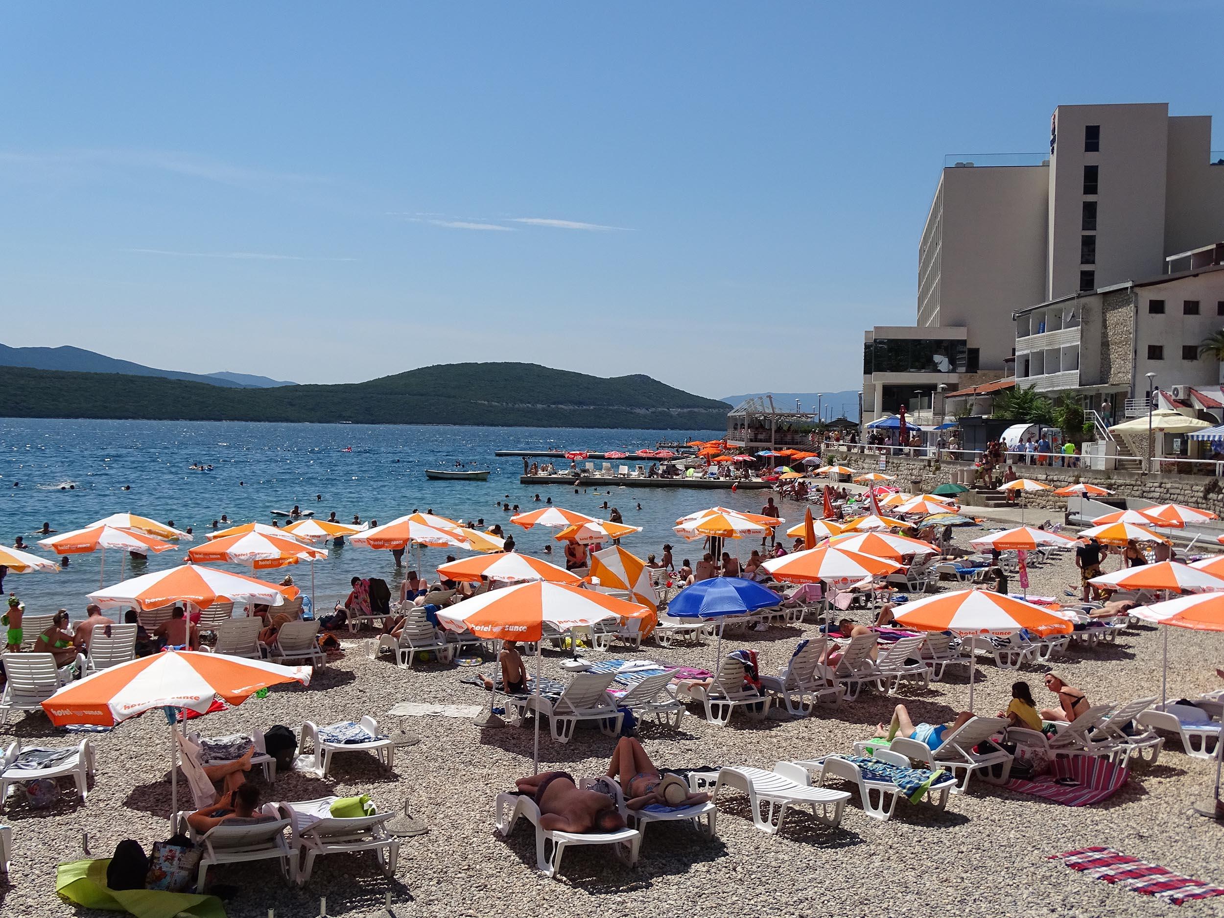 Neum pun turista, jagma za mjesto na plaži