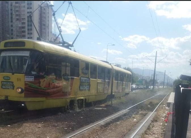 Zapalila se trava na tramvajskom stajalištu na Otoci: Dim uznemirio Sarajlije