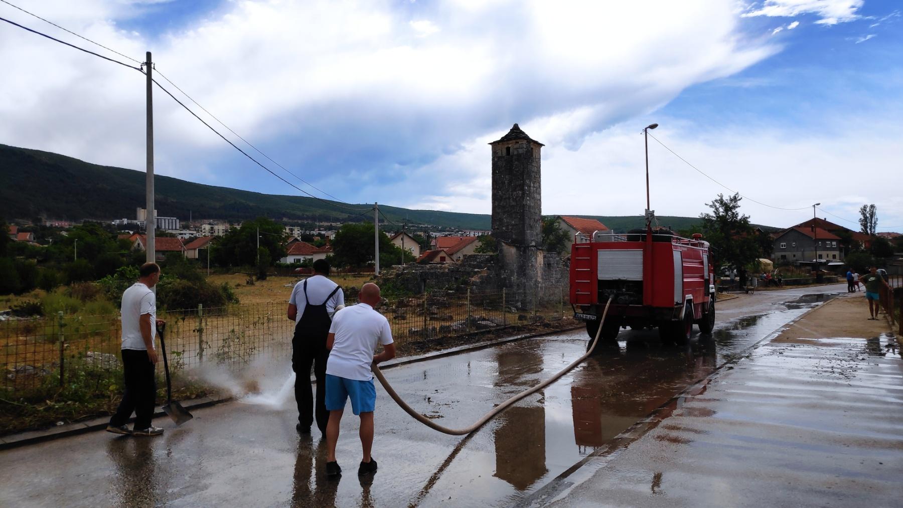 Danas zajedno čistili džamiju Hasan-paše Predojevića - Avaz