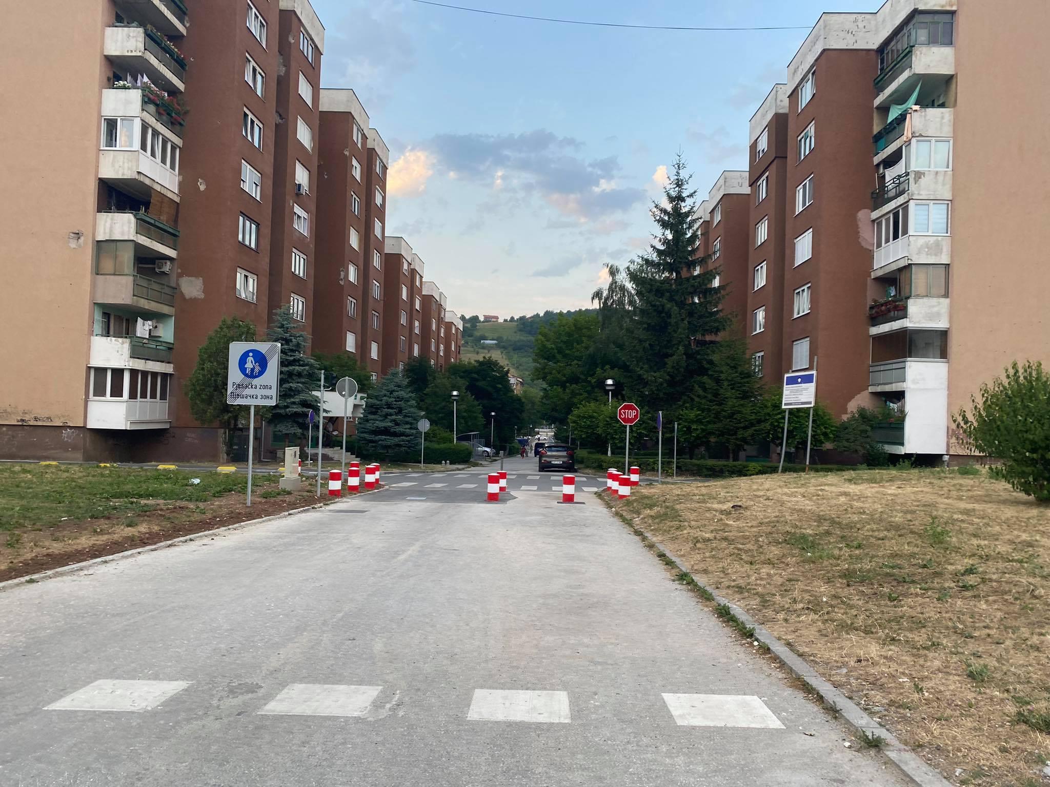 Postavljeni stubovi na ulici - Avaz