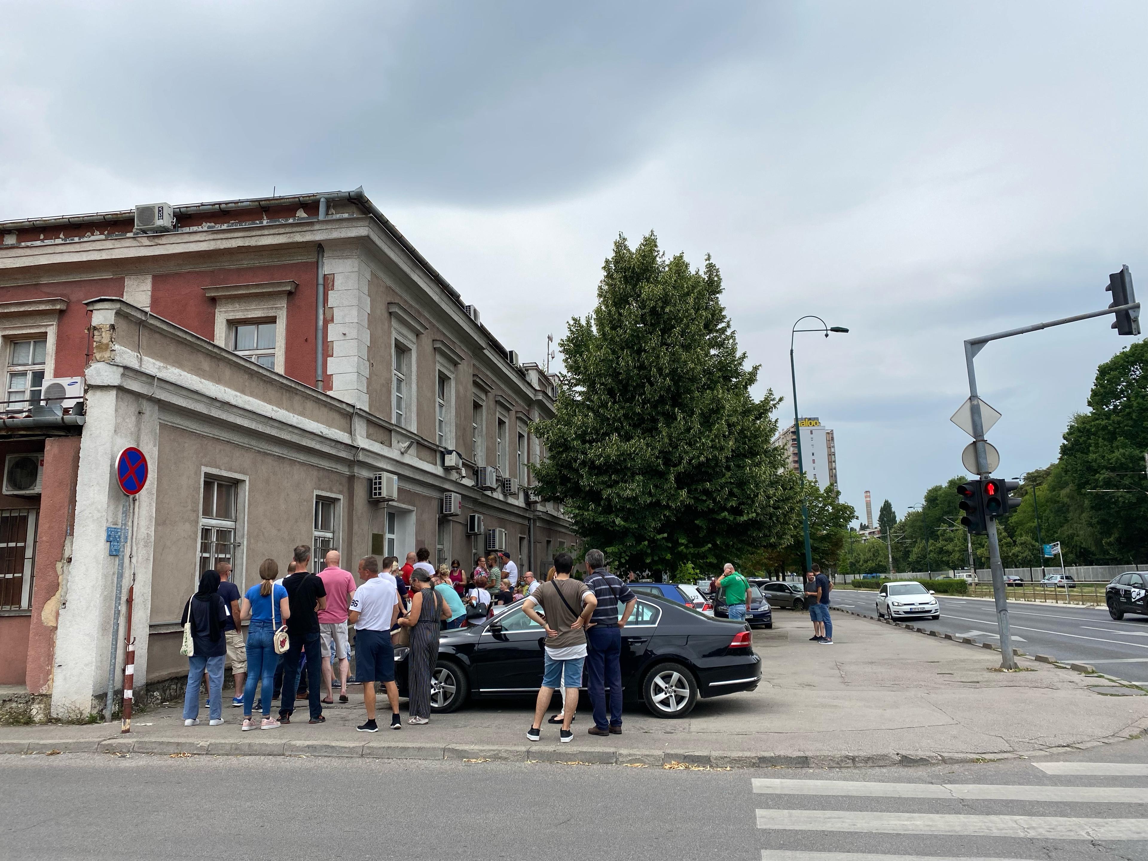 Čekanje dodatno otežavaju i visoke temperature - Avaz