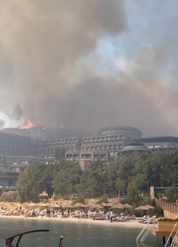 Požar se približio hotelu - Avaz