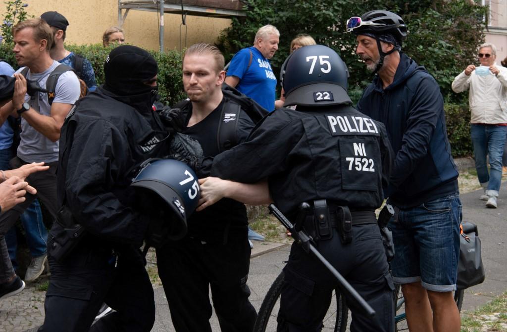 Na protestima u Berlinu protiv koronamjera privedeno blizu 500 ljudi