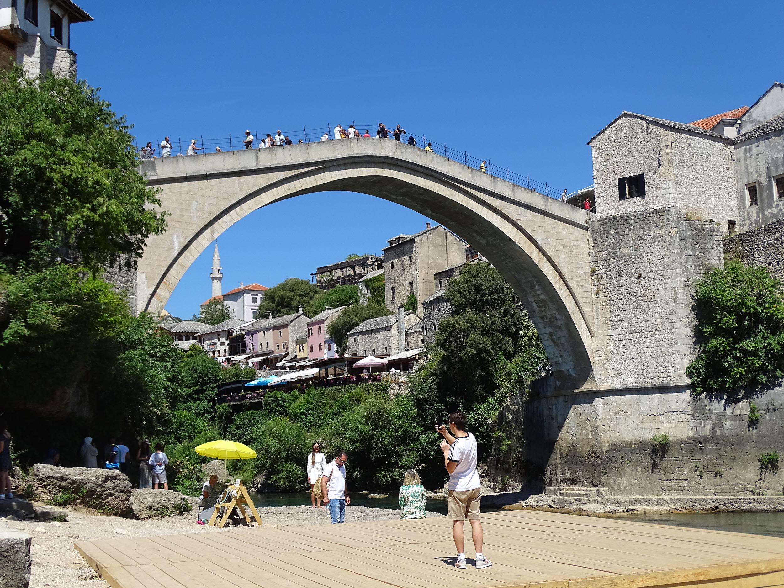 Mostarci pobjegli na more, a turisti se hlade sladoledom i u plićaku Neretve