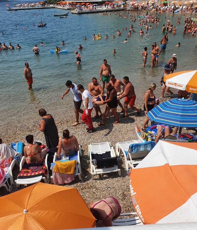 Kupači pomogli u evakuaciji žene sa plaže - Avaz