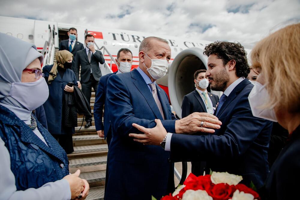 Erdoan sletio u Podgoricu, na aerodromu ga dočekao Dritan Abazović