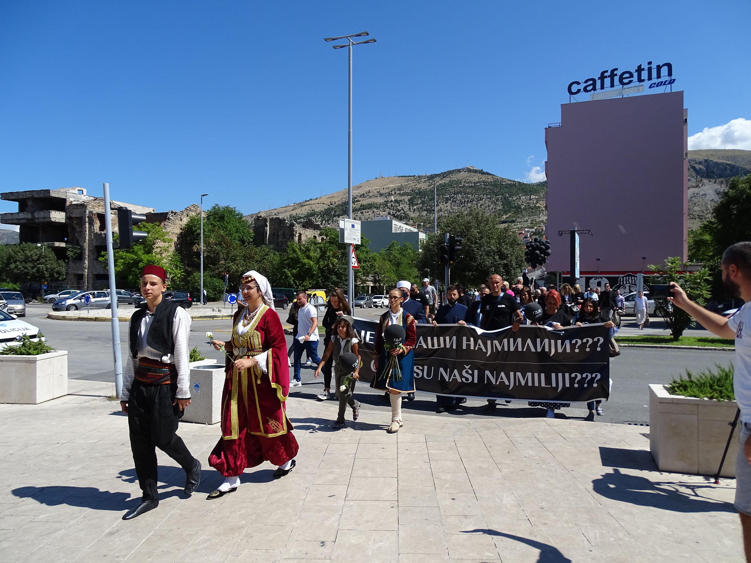 Simbolična šetnja kroz Mostar - Avaz