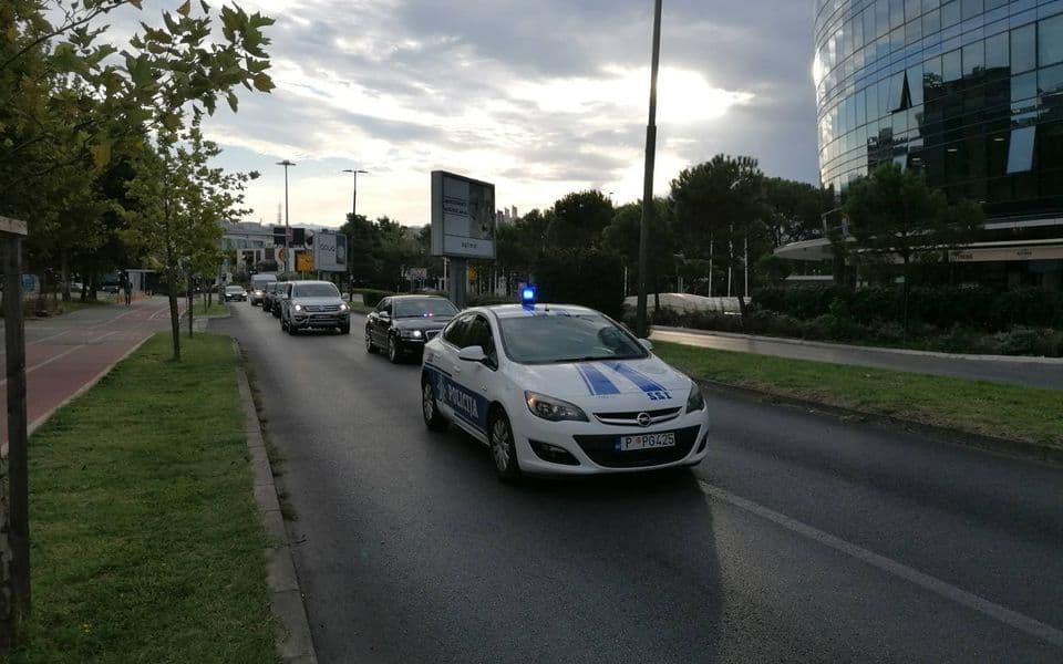 Sveštenstvo krenulo na Cetinje, na Belveder stiže policija i čeka bagere