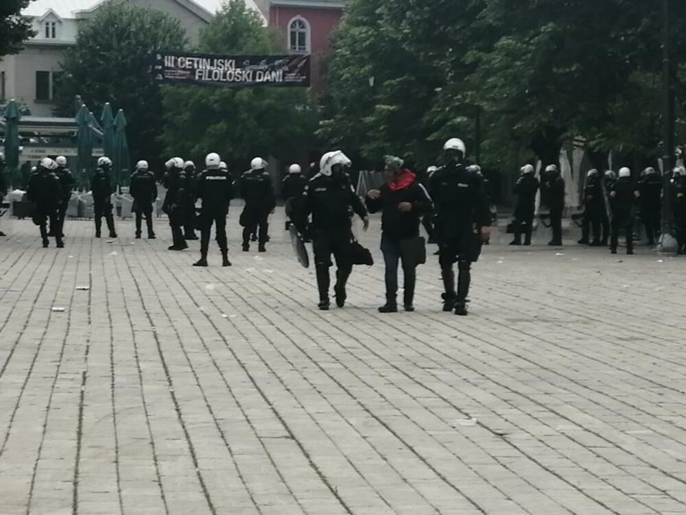 Uprava policije: Povrijeđeno je više demonstranata i policajaca