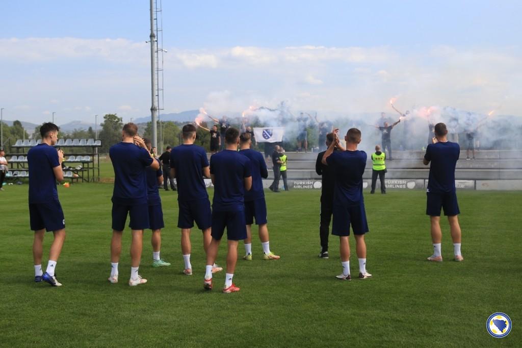 Grupa navijača pjesmom i bakljadom ispratila trening "Zmajeva"