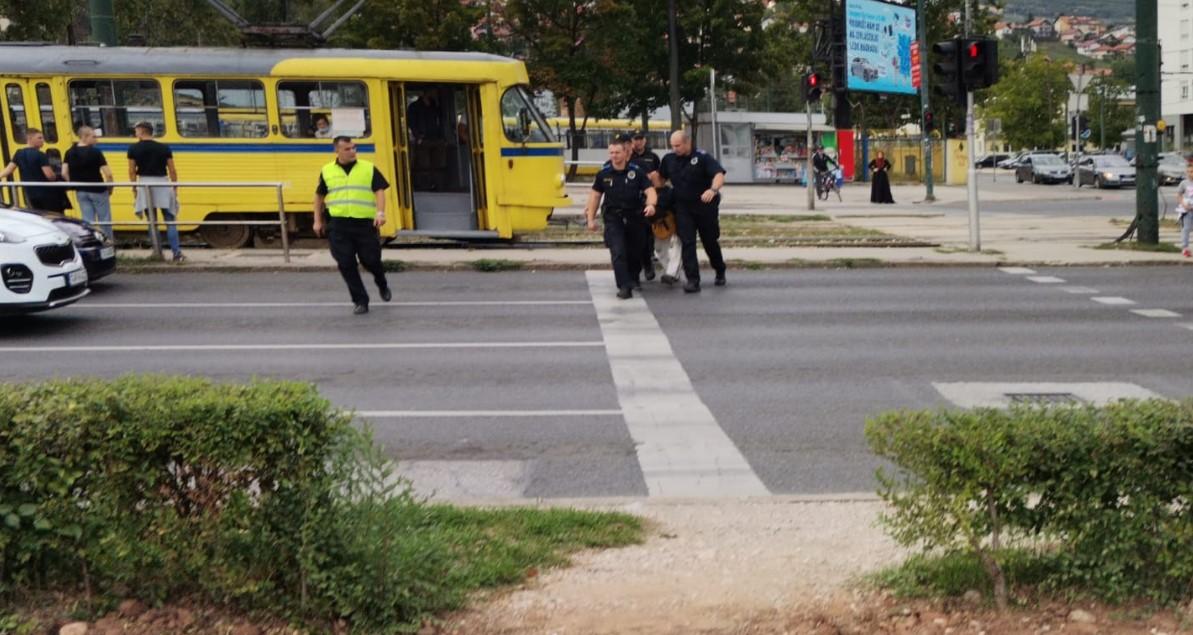 Drama u tramvaju: Nasilnik napadao putnike, djevojku udario šakom u oko