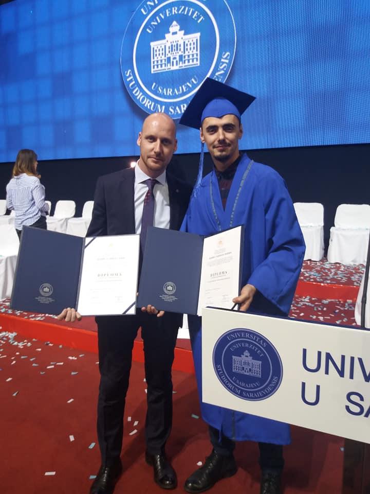 Ramić s kolegom na dodjeli diploma - Avaz