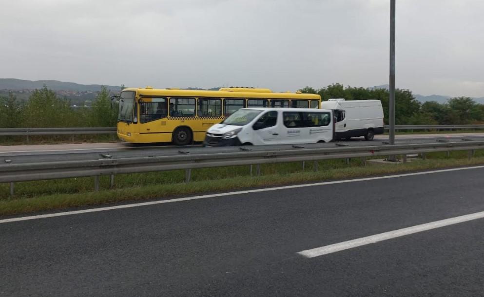 Kombi udario u autobus - Avaz