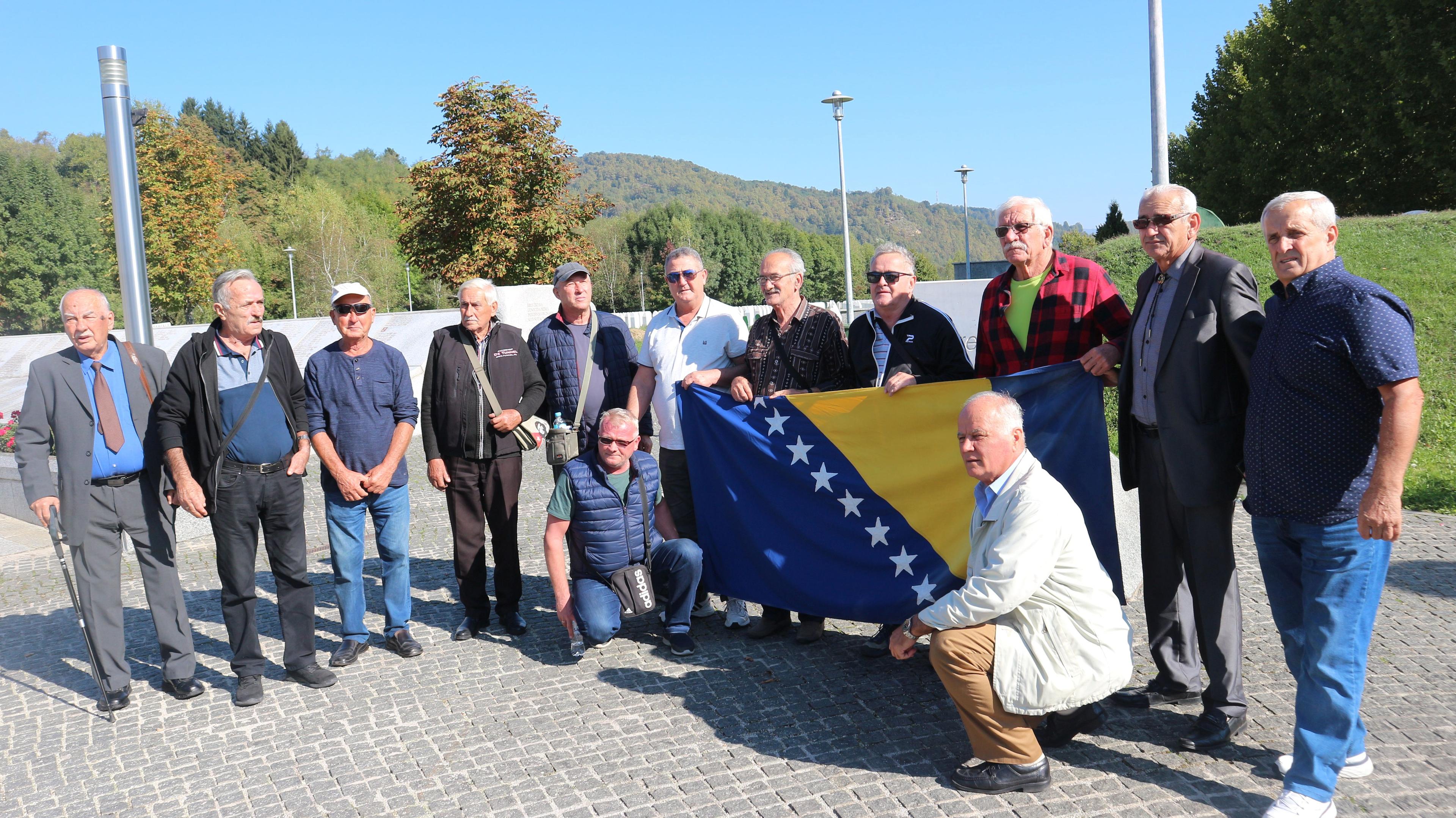 Tuzlanski šoferi posjetili Memorijalni centar - Avaz