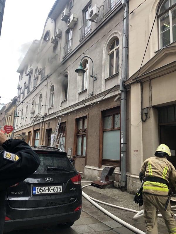 Požar u centru Sarajeva lokalizovan, vatrogasci spasili nepokretnu osobu