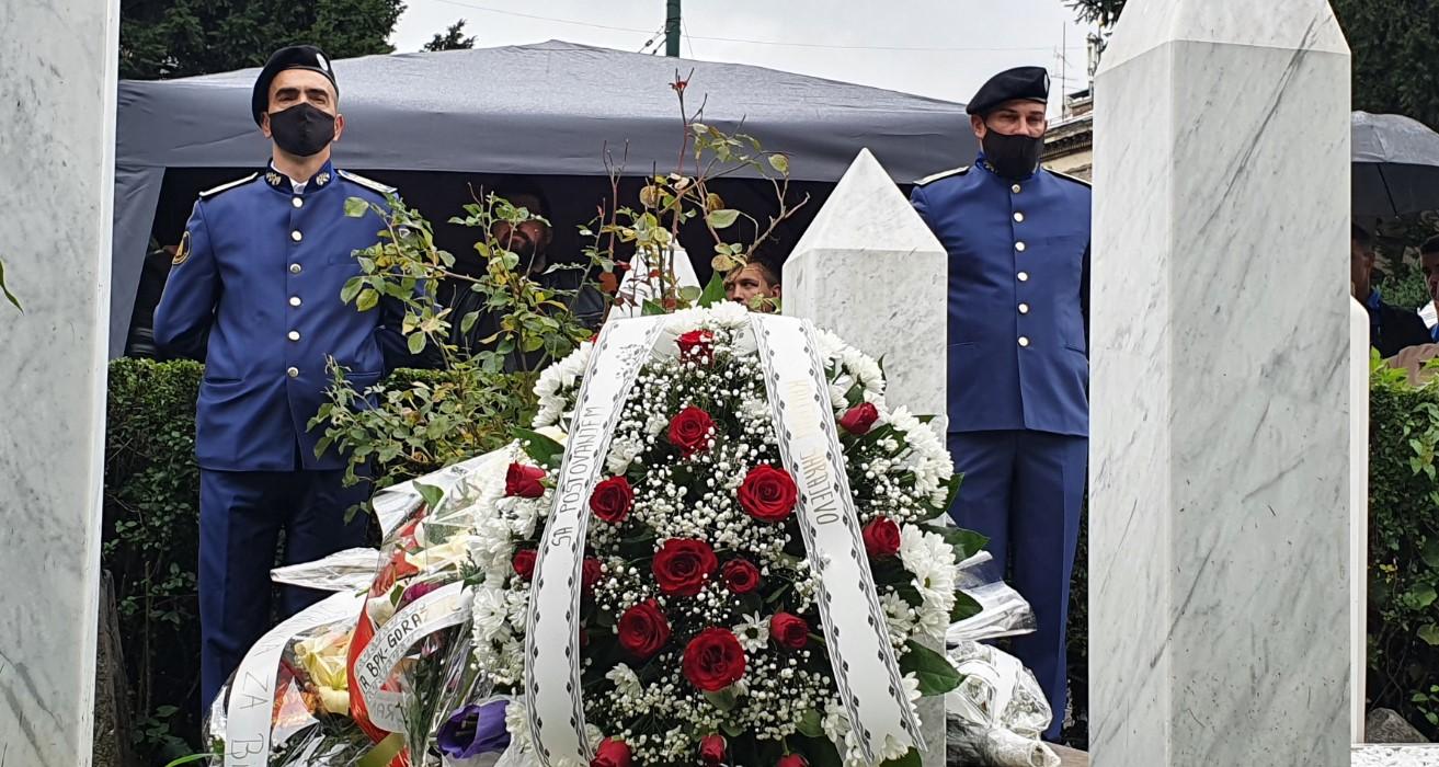Odavanje počasti legendarnom komandantu Zaimu Imamoviću na mezarju ispred Alipašine džamije u Sarajevu