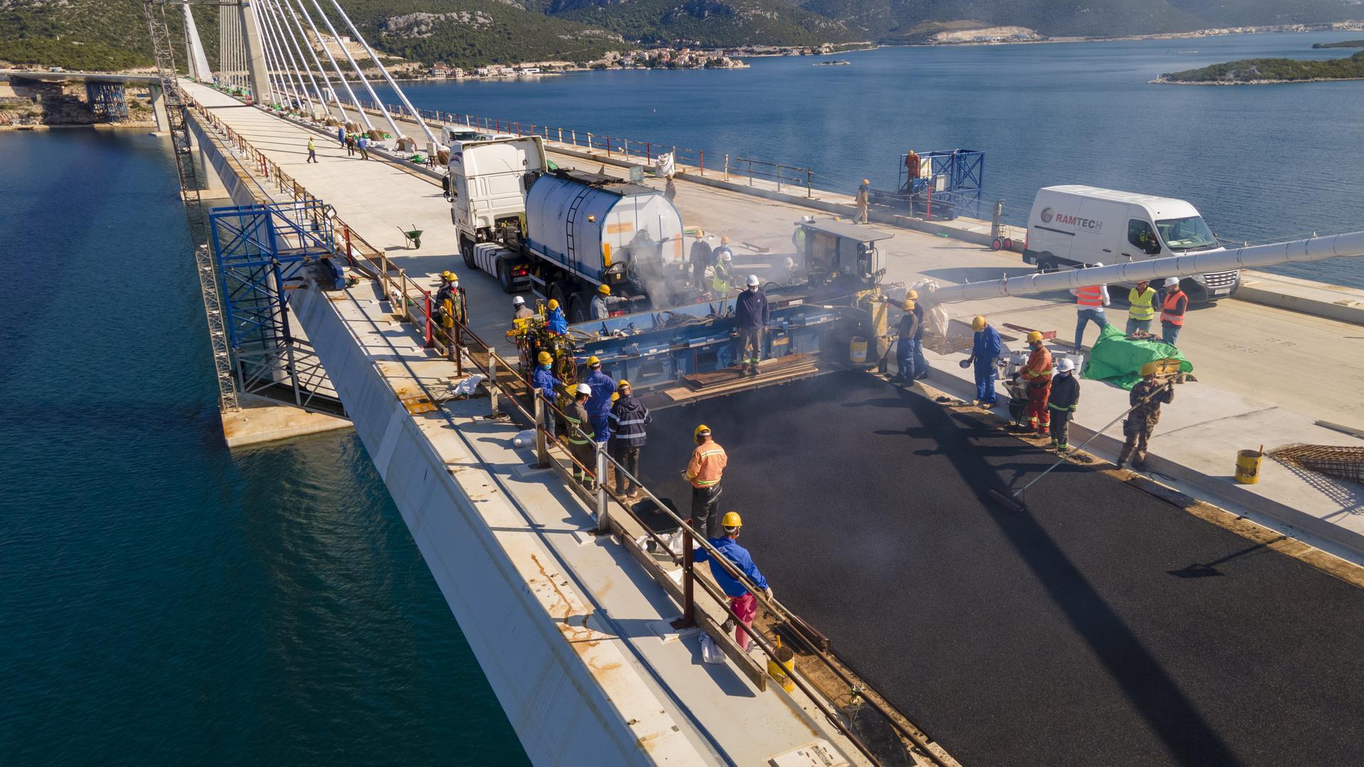 Počelo asfaltiranje kolovozne trake Pelješkog mosta