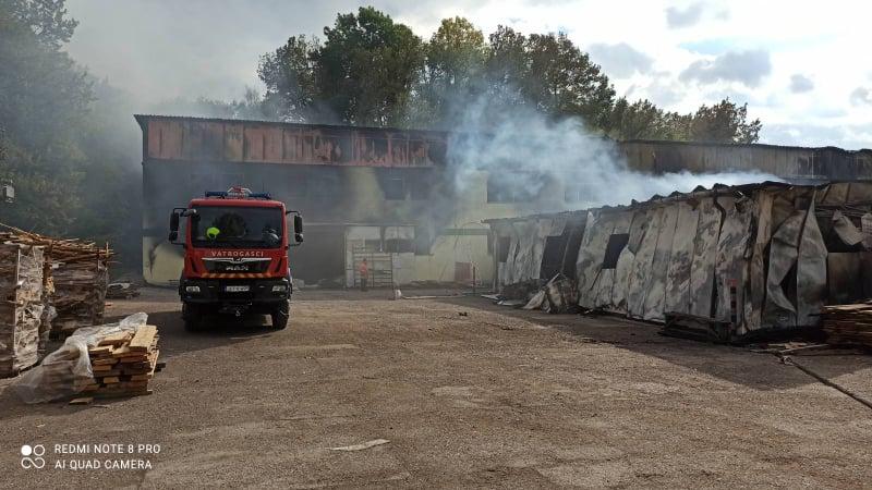 Dvije hale u potpunosti izgorjele - Avaz