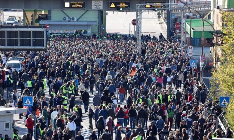 Protesti u Italiji zbog obavezne Covid propusnice za zaposlene