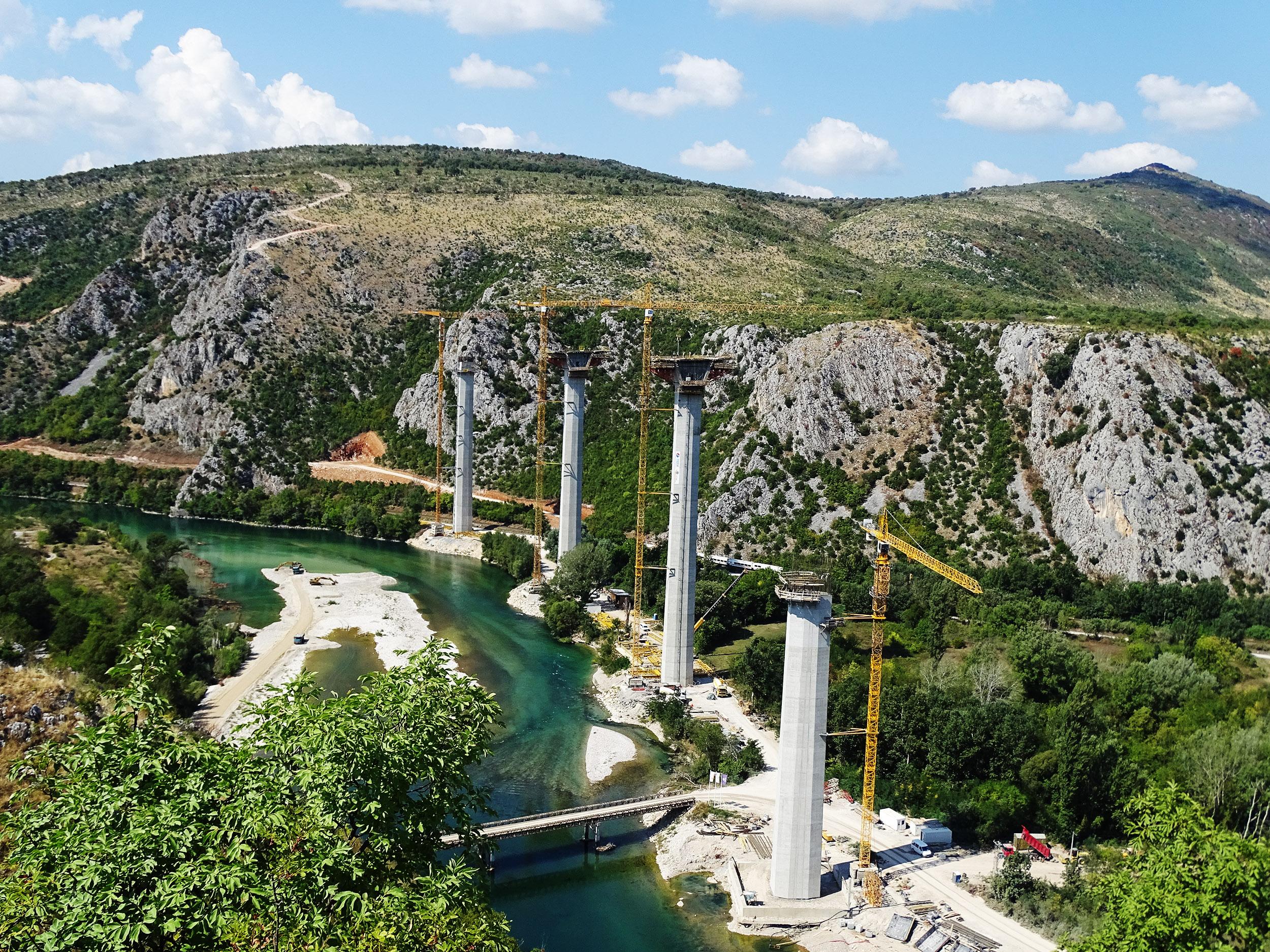 Pogled na most sa izgrađenog upornjaka - Avaz