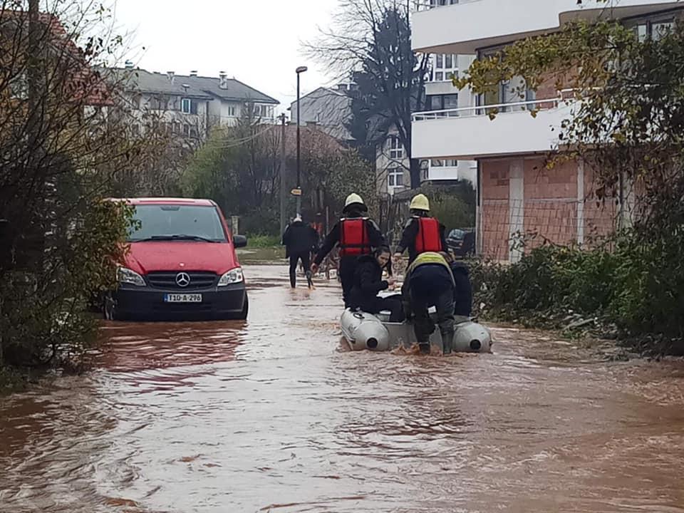 Stanje na putevima u BiH: Obustavljen saobraćaj na putu Rajlovac – Vogošća i Visoko Ilijaš zbog izlijevanja vode