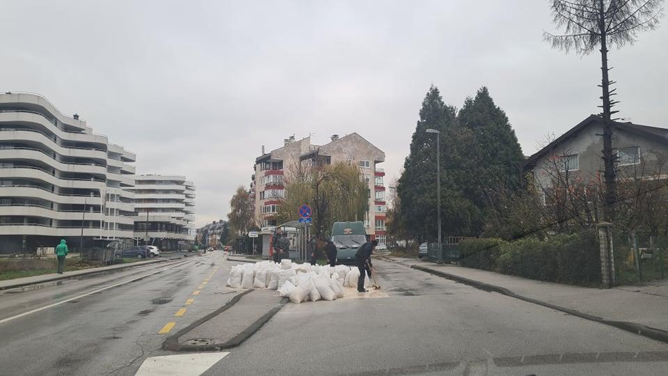 Postavljene i blokade za vodu - Avaz