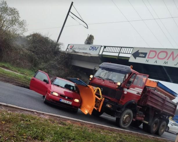 Grtalica na Stupu udarila u automobil