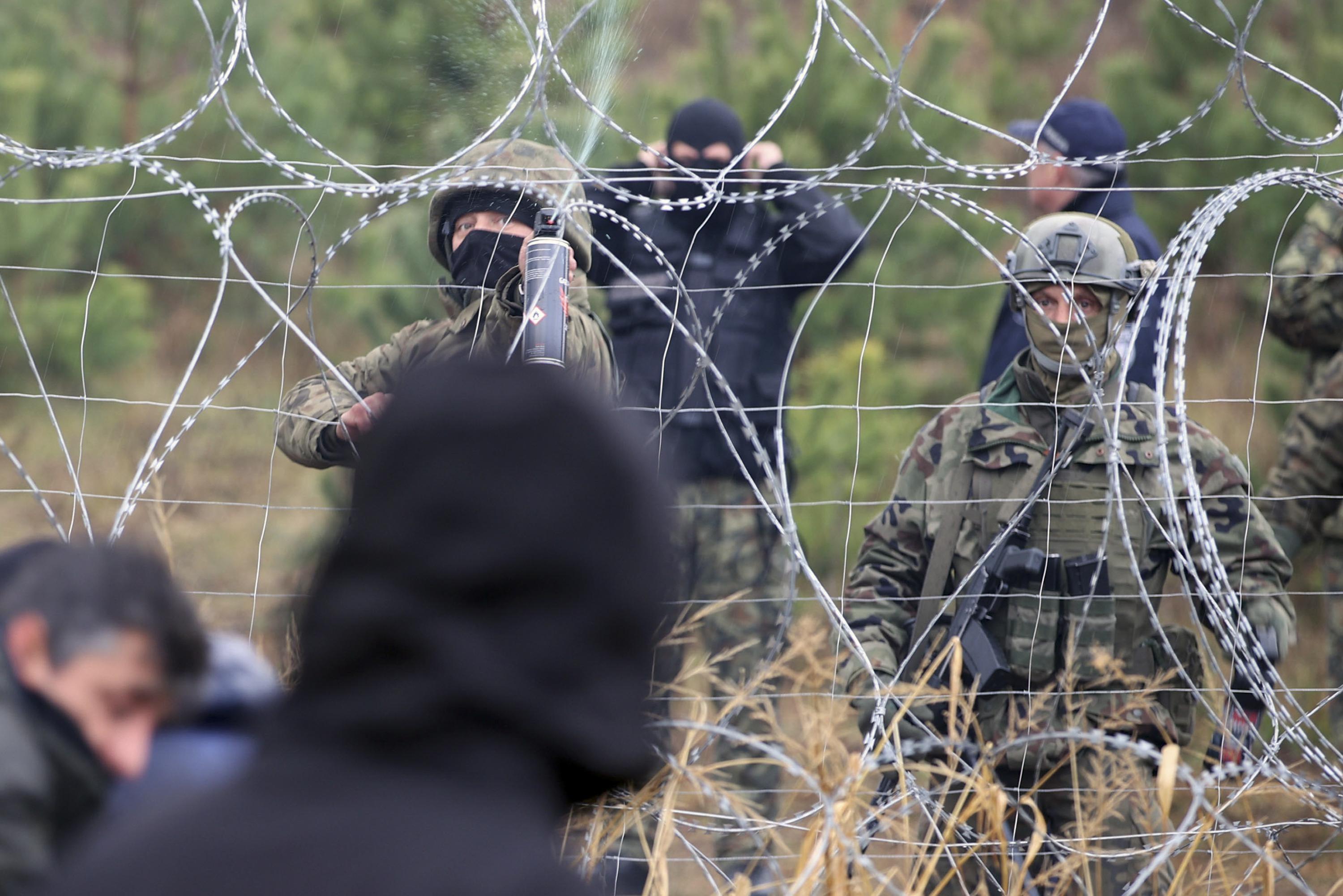 Haotične scene na granici: Poljska suzavcem i vodenim topovima na migrante