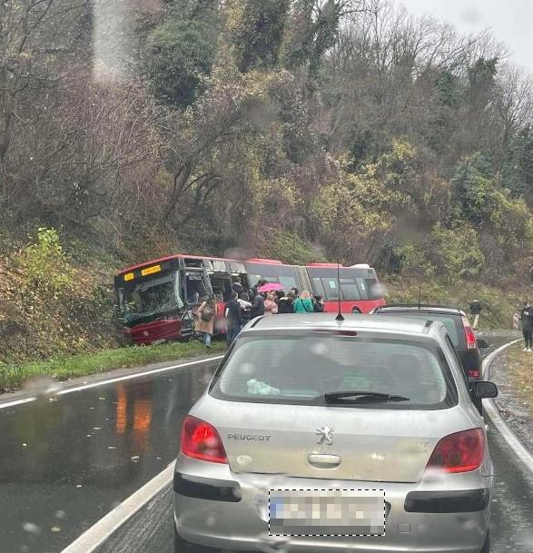 Prevrnuo se autobus kod Beograda, povrijeđeno 10 osoba