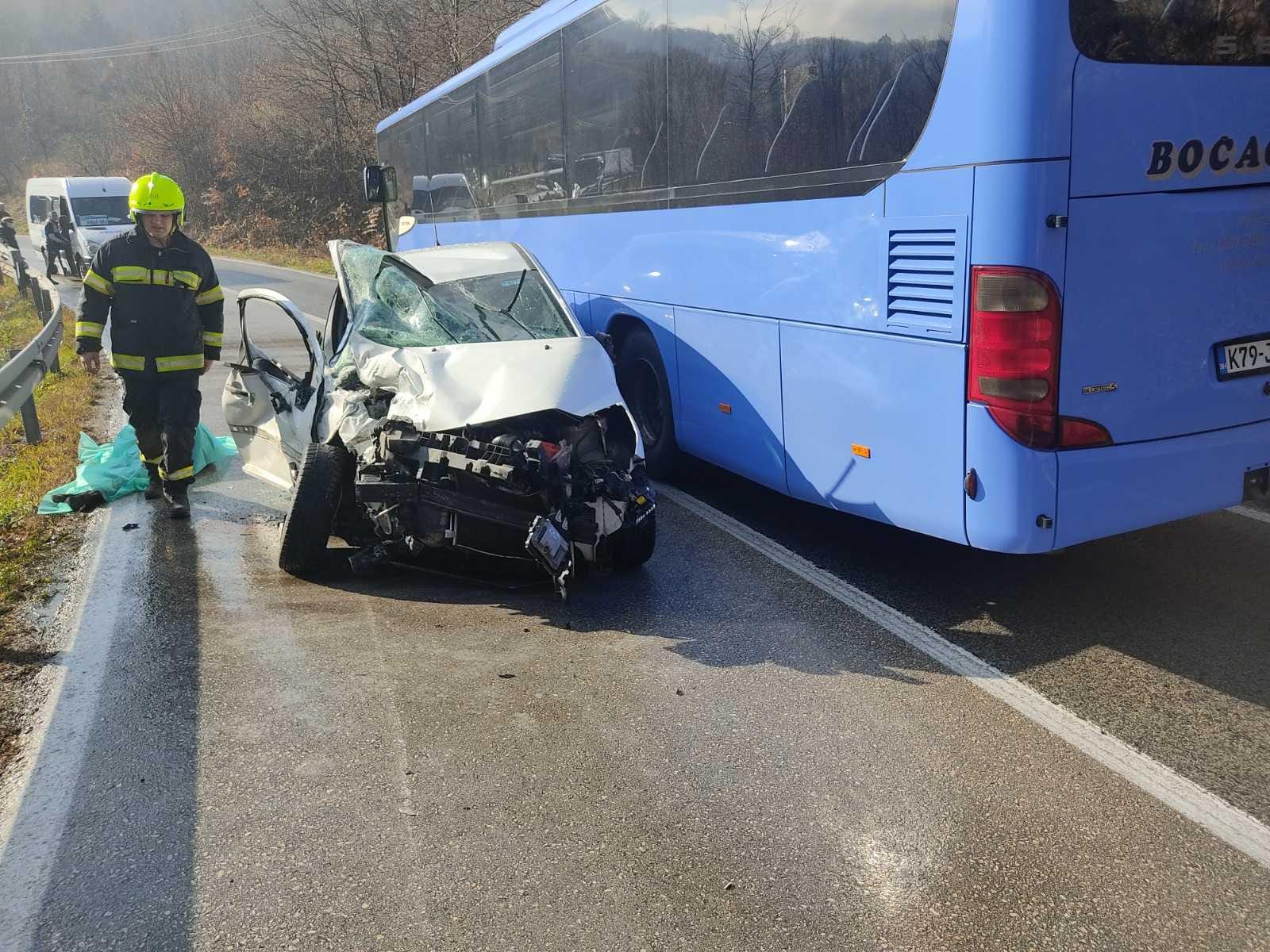 Stravična nesreća kod Banja Luke: U žestokom sudaru autobusa i automobila poginula jedna osoba