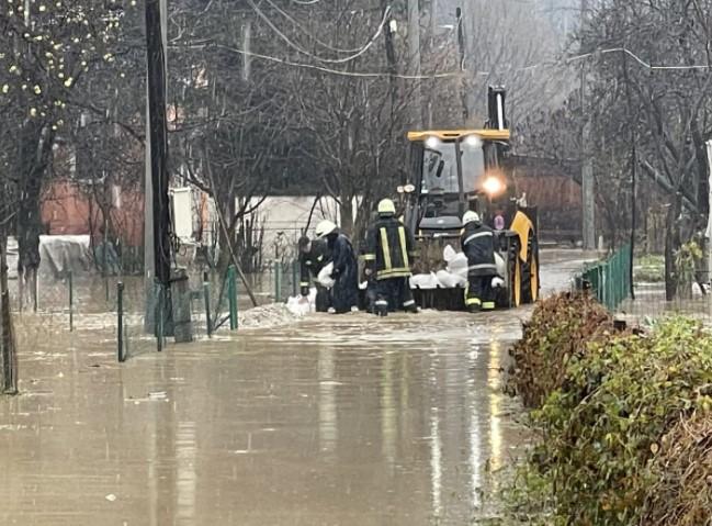 Voda prijeti kućama - Avaz