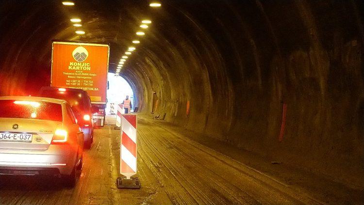 Od večeras se obustavlja saobraćaj u tunelu Crnaja, upozorenja i na poledice na cestama