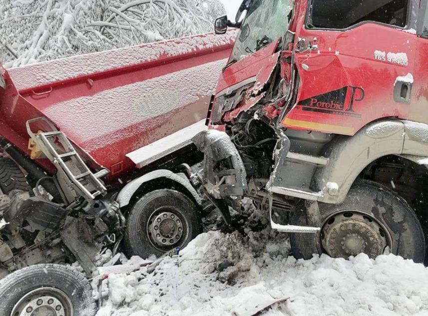 Fotografije s lica mjesta: U mjestu Šimin potok kod Vareša sudarila se dva kamiona, vozači povrijeđeni