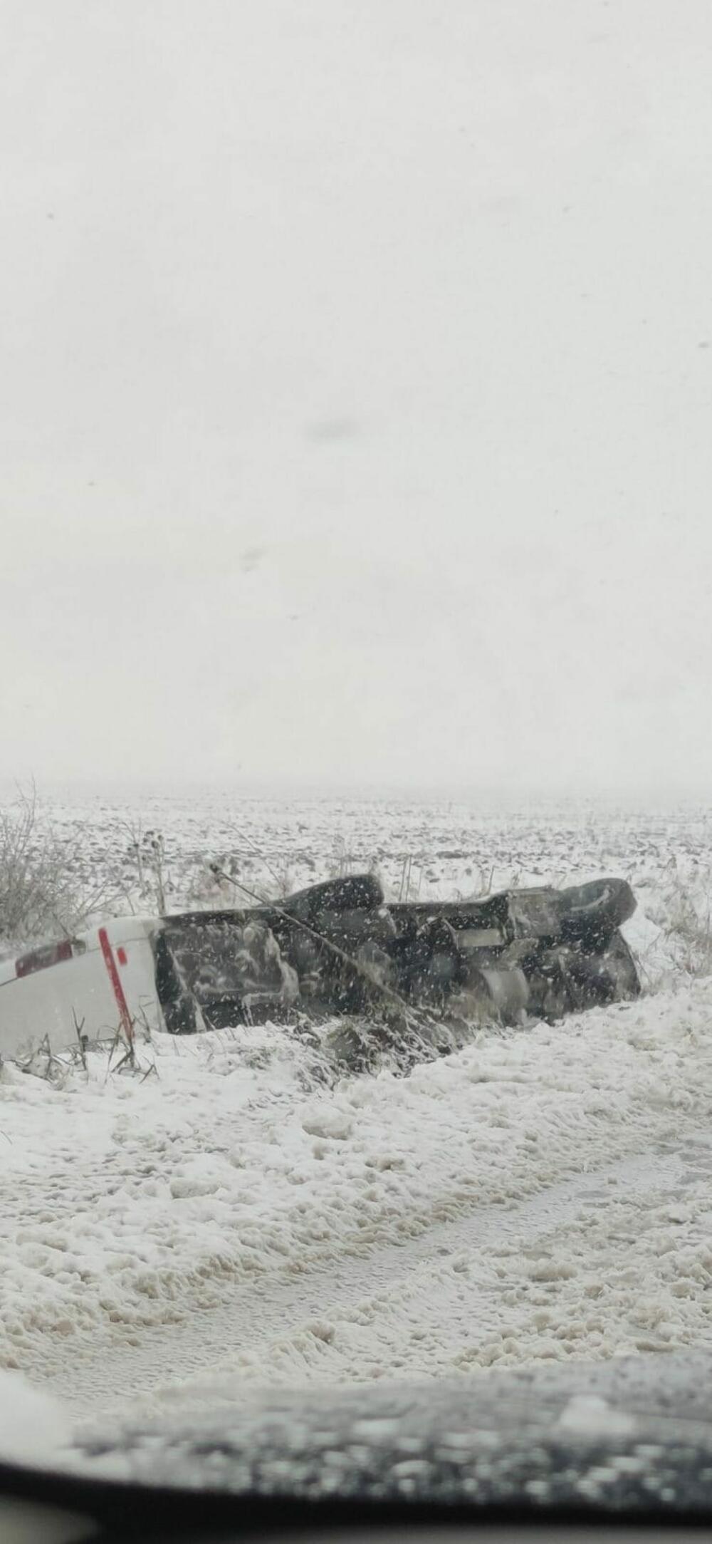 Autobus se prevrnuo pokraj puta - Avaz