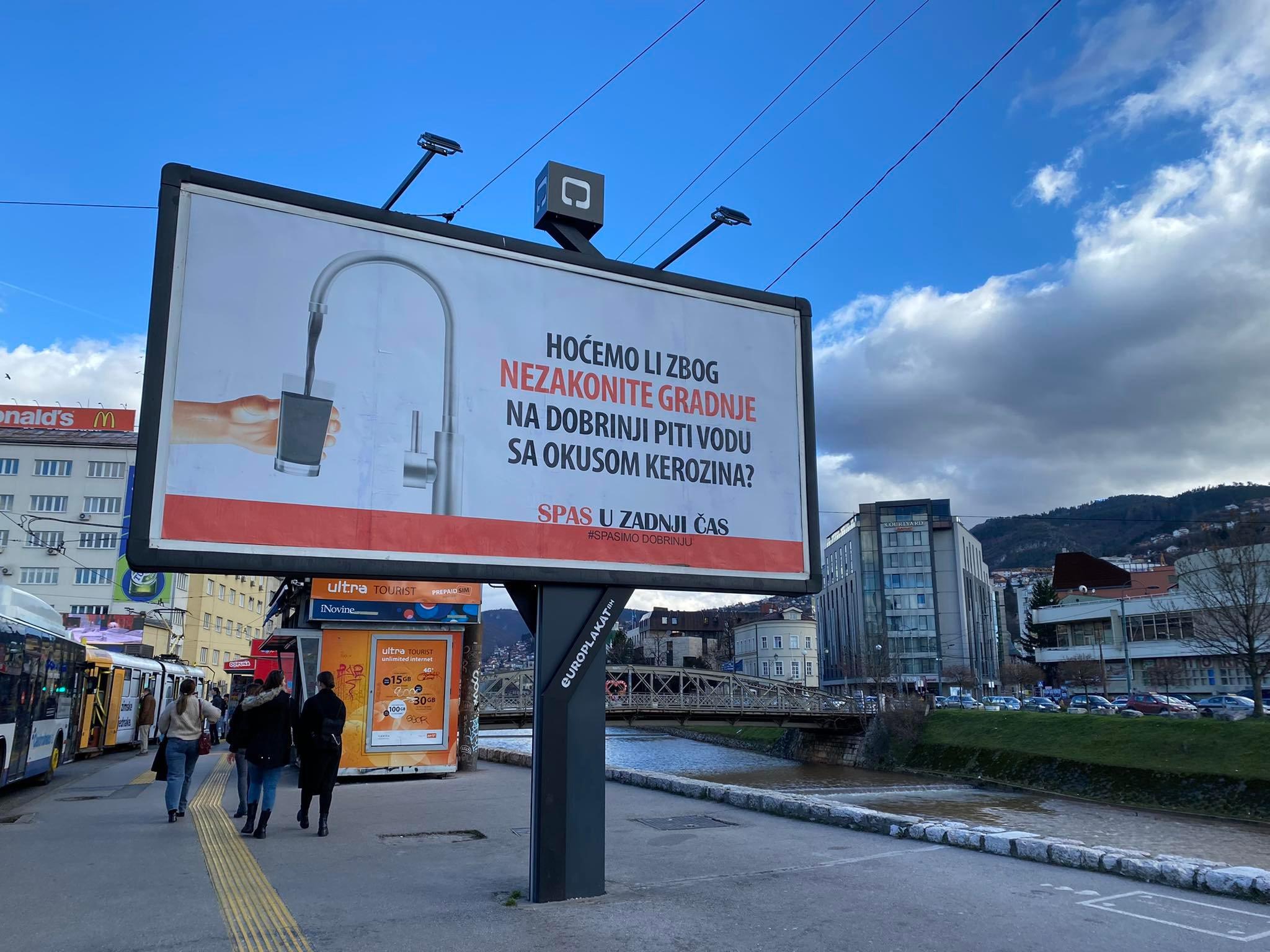 U Sarajevu postavljen neobičan natpis na bilbordu