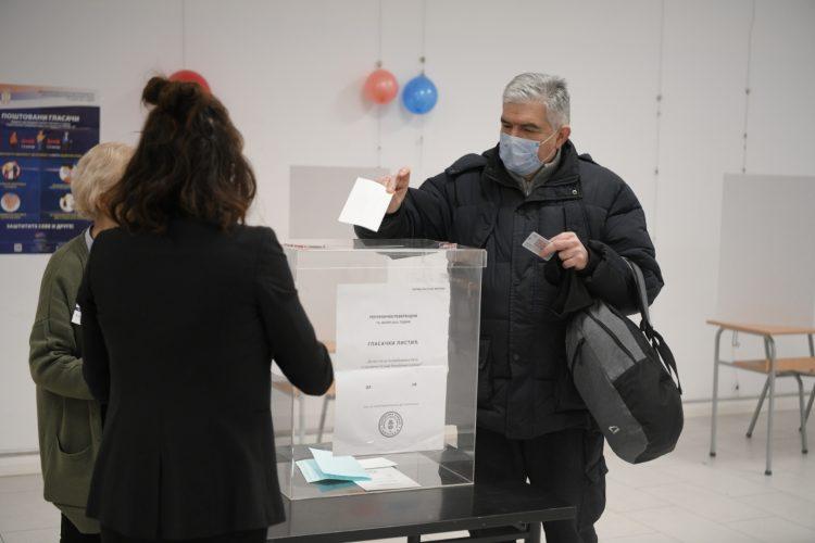 Na referendum izašlo 14,99 posto glasača do 14 sati