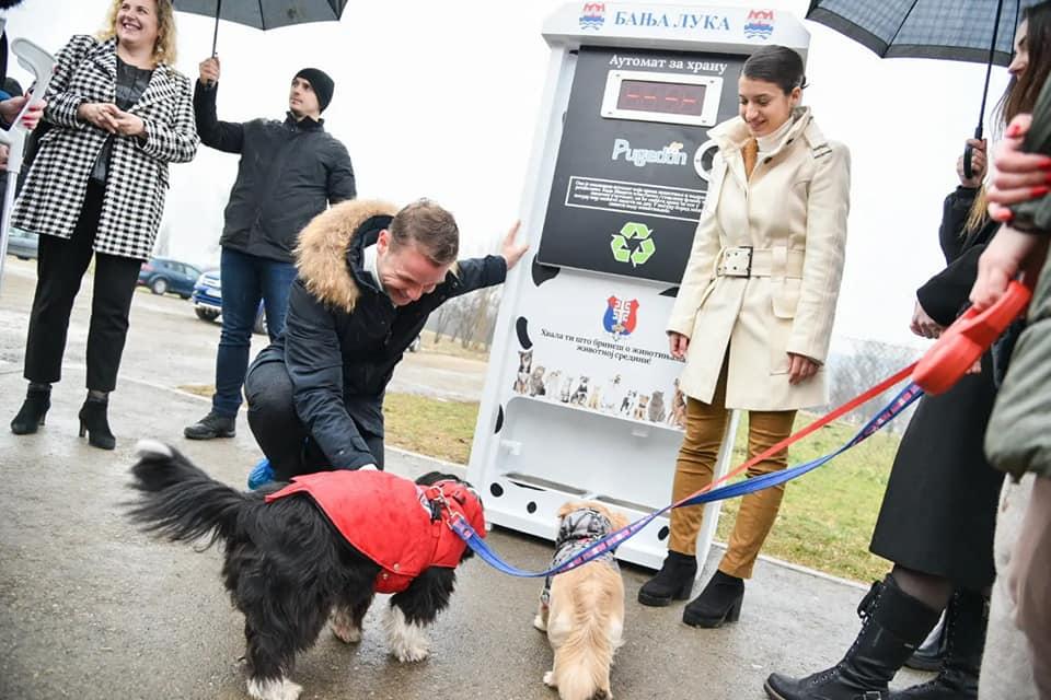 Banja Luka dobila reciklažni automat za hranu za pse