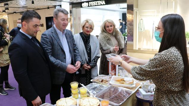 Načelnik Hadžibajrić učestvovao u humanitarnoj akciji Udruženja Pomozi.ba 'Slatki bazar' - Avaz