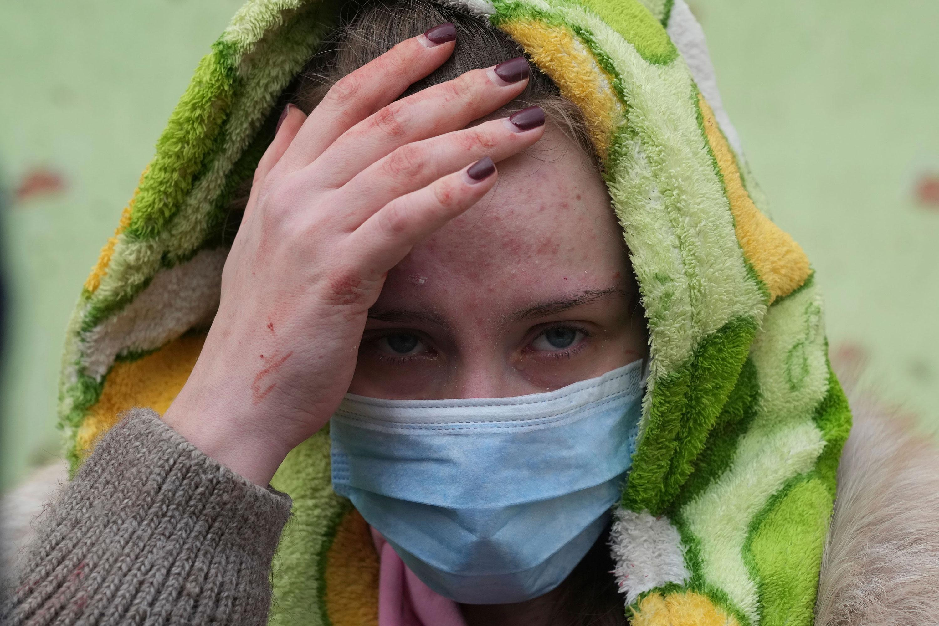 Žena ispred bolnice nakon napada - Avaz