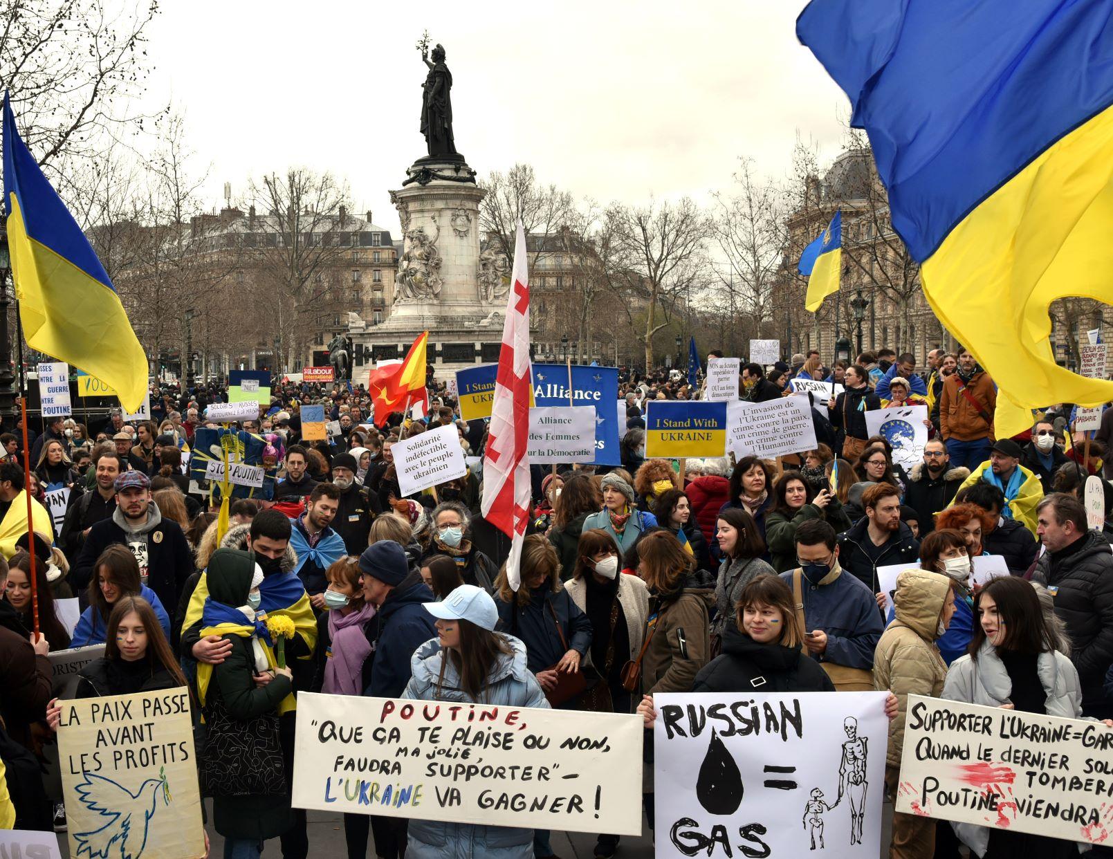 Stotine demonstranata u Francuskoj uputilo poruke podrške Ukrajini