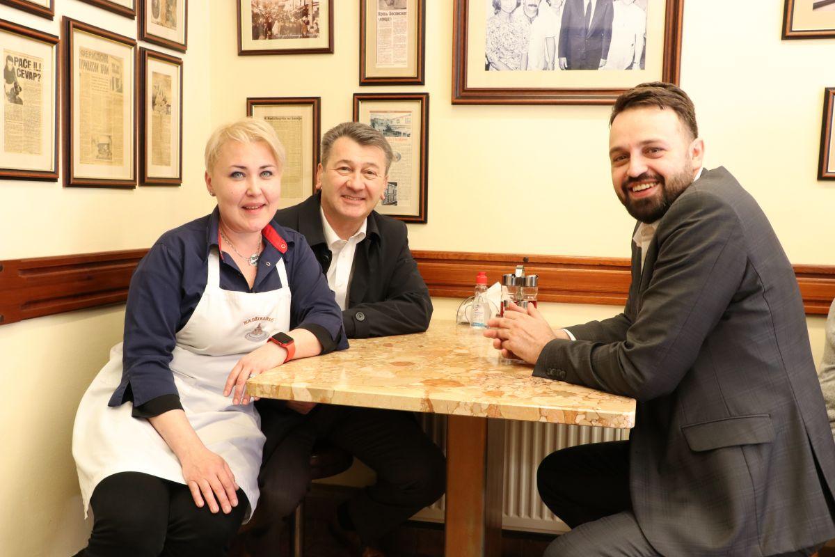 U ulici Mudželeti veliki načelnika Hadžibajrića i gradonačelnika Imamovića pozvao je na čuvenu tucanu kahvu Hajrudin Burek-Banča - Avaz