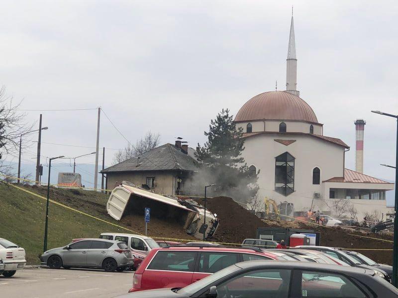 Nesreća na Alipašinom Polju: Prevrnuo se kamion, jedna osoba povrijeđena