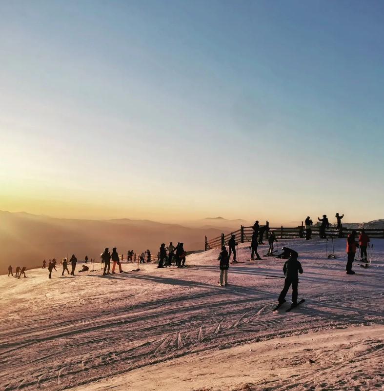 Skijanje u ranim jutarnjim satima - Avaz