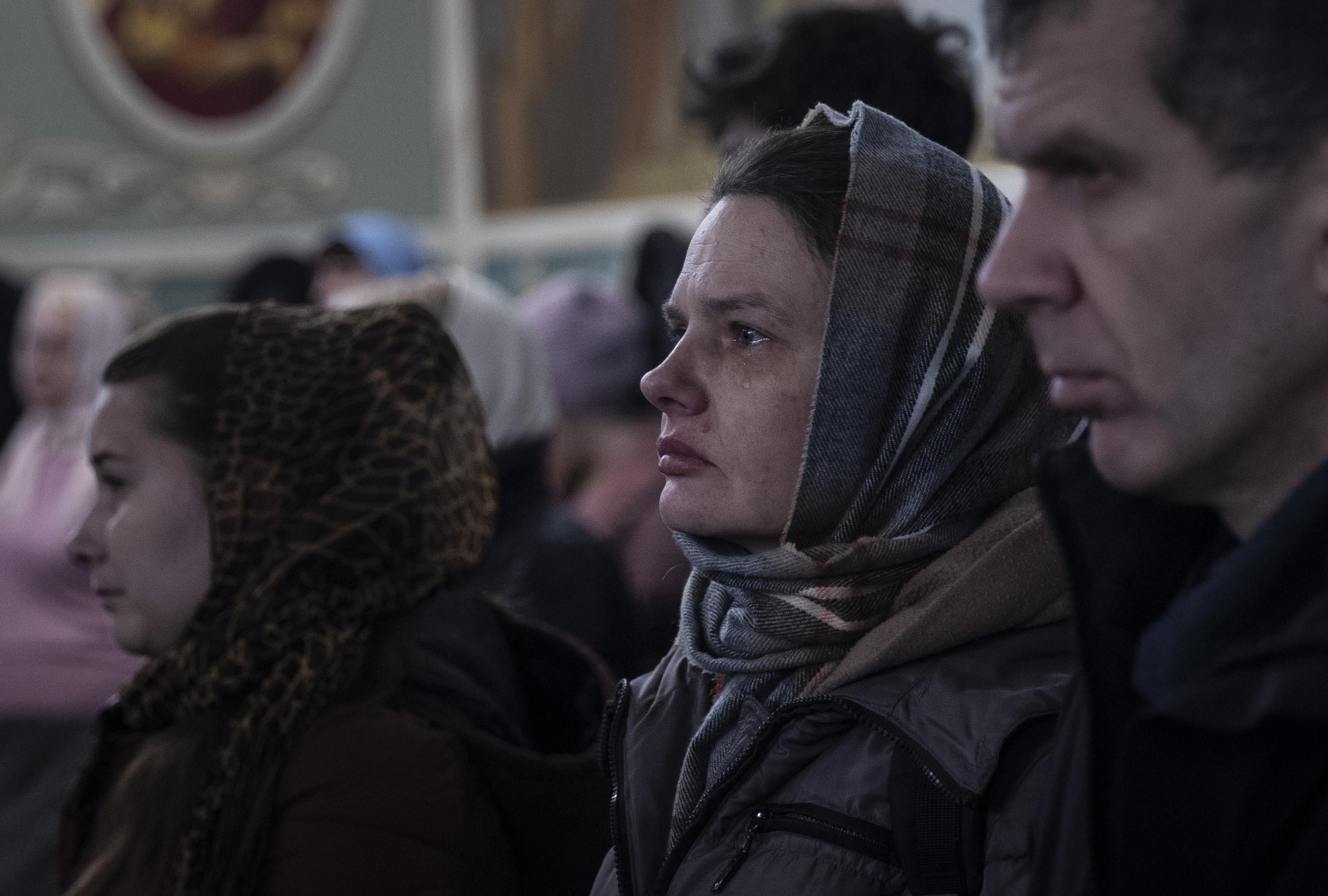 Tokom mise, neki Ukrajinci nisu mogli da suzdrže suze - Avaz