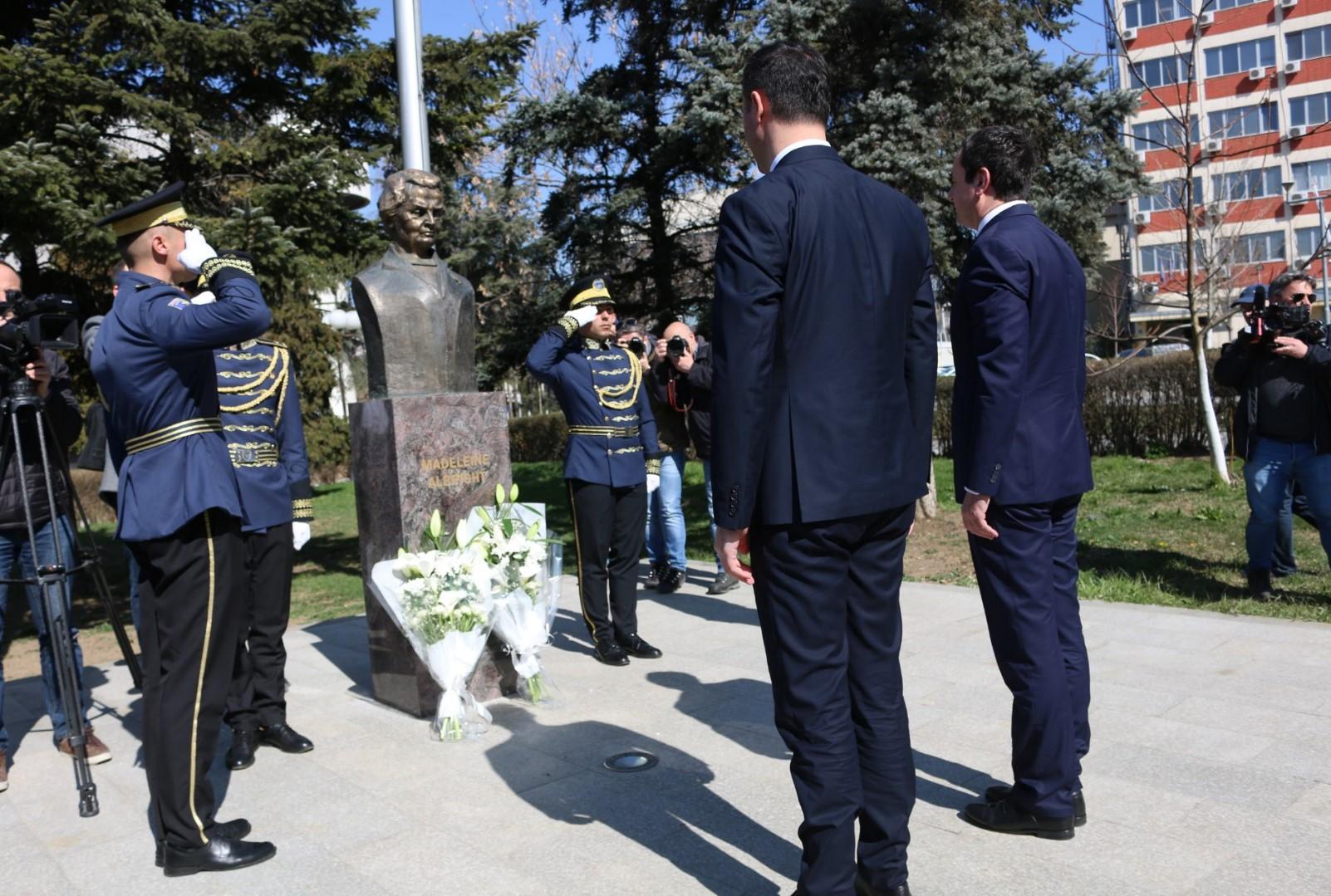 Konjufca i Kurti položili cvijeće kod biste Medlin Olbrajt - Avaz