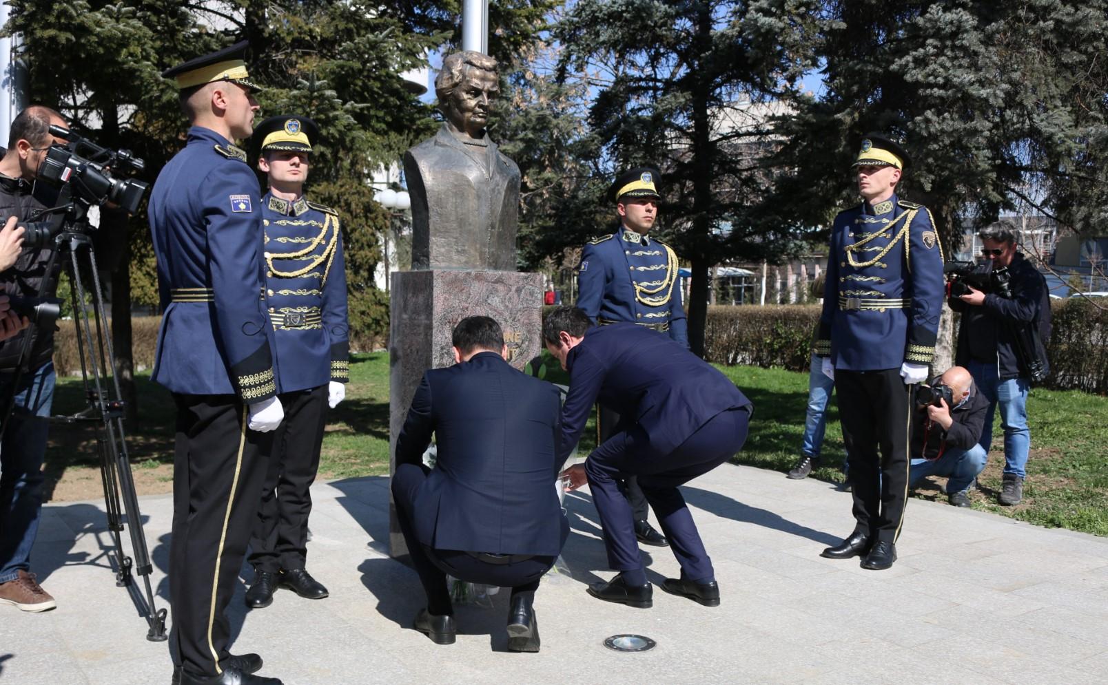 Konjufca i Kurti položili cvijeće kod biste Medlin Olbrajt - Avaz